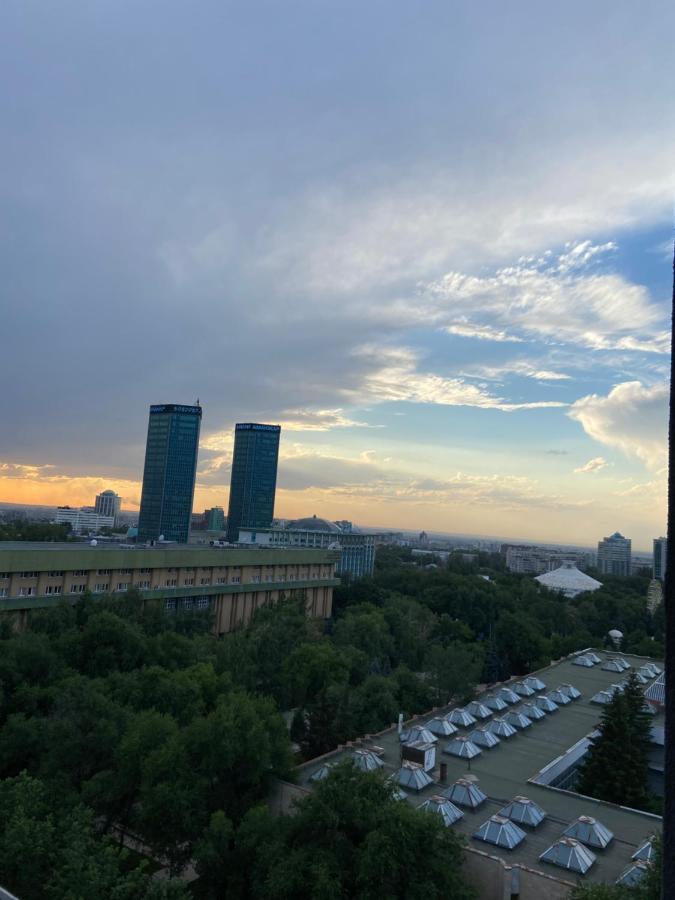 Квартира в центре Алматы Экстерьер фото
